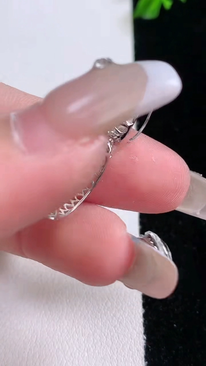 天然A货翡翠蛋面吊坠，尺寸28-13.6-7.8，裸石12-10.3重量:3.59g
3月7日