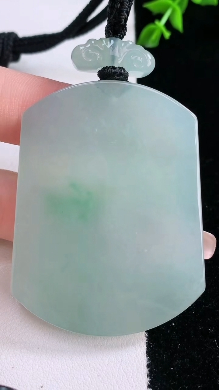 天然A货翡翠仿古无事牌吊坠，尺寸54.8-41.3-5.8，重量:44.11g
3月7日