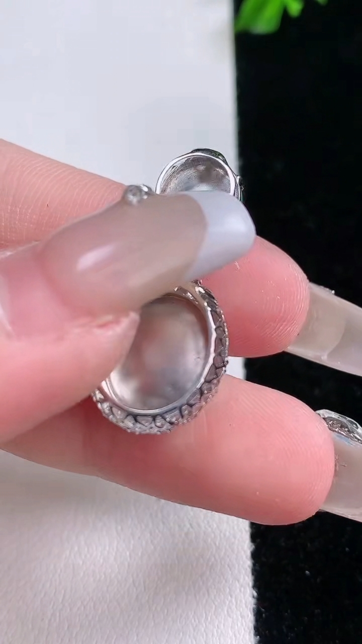 天然A货翡翠蛋面吊坠，尺寸28-13.6-7.8，裸石12-10.3重量:3.59g
3月7日