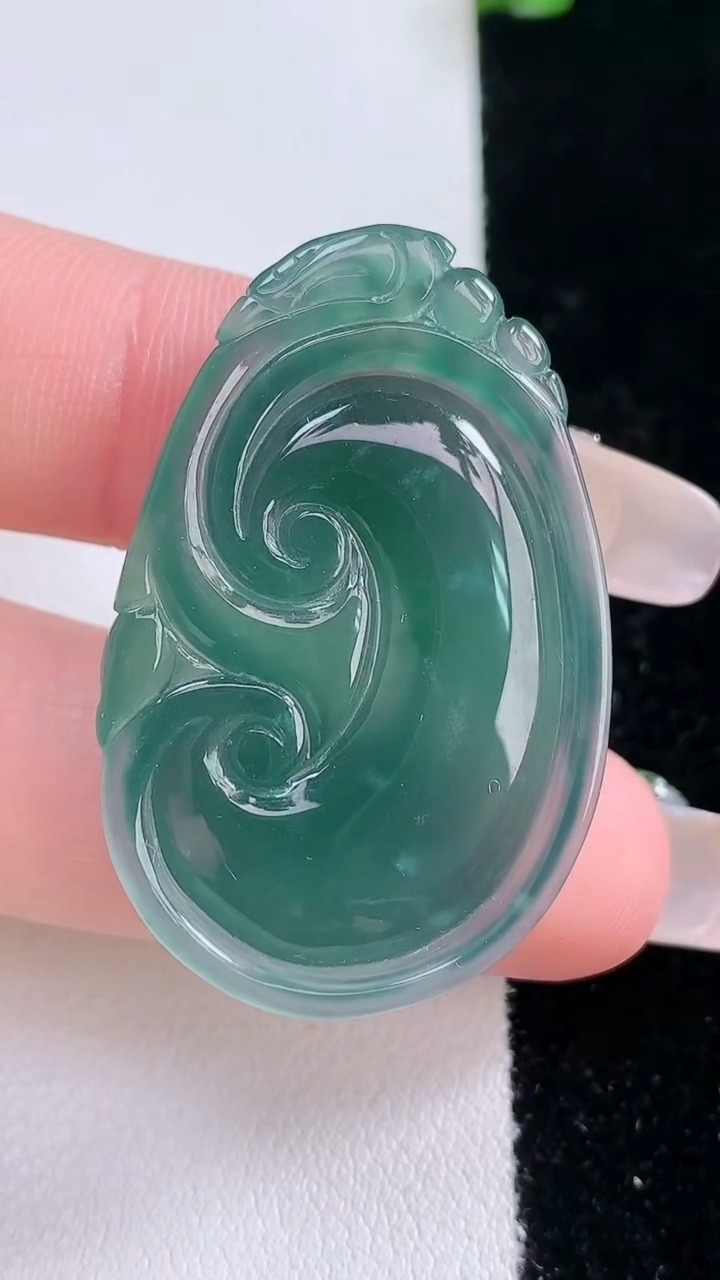 天然A货翡翠如意吊坠，尺寸37.8-23.6-5.4，重量:9.36g
3月7日