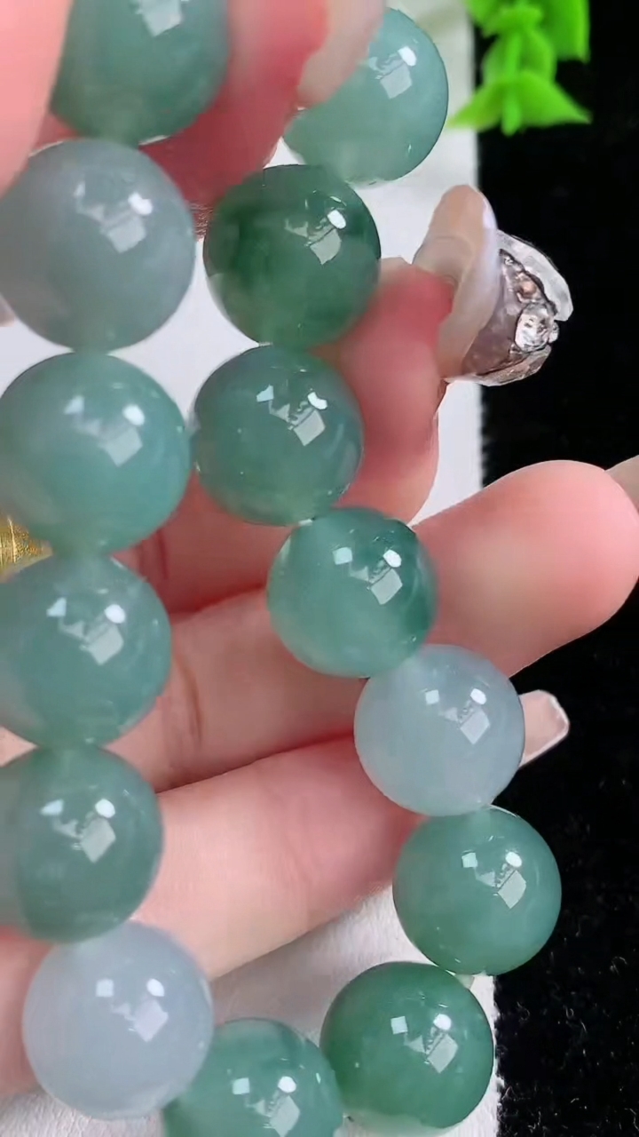 天然A货翡翠圆珠手串，尺寸12-16颗，重量:50.30g3月7日
工厂直销收藏佳品,种好水足，色泽均匀，有种有色，上手高大气！