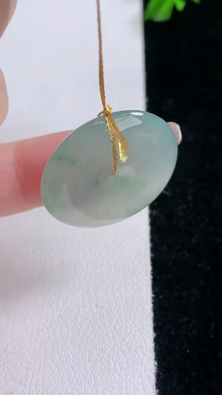 天然A货翡翠冰种飘花平安扣吊坠，尺寸25.4-5，重量:8.10g
3月7日