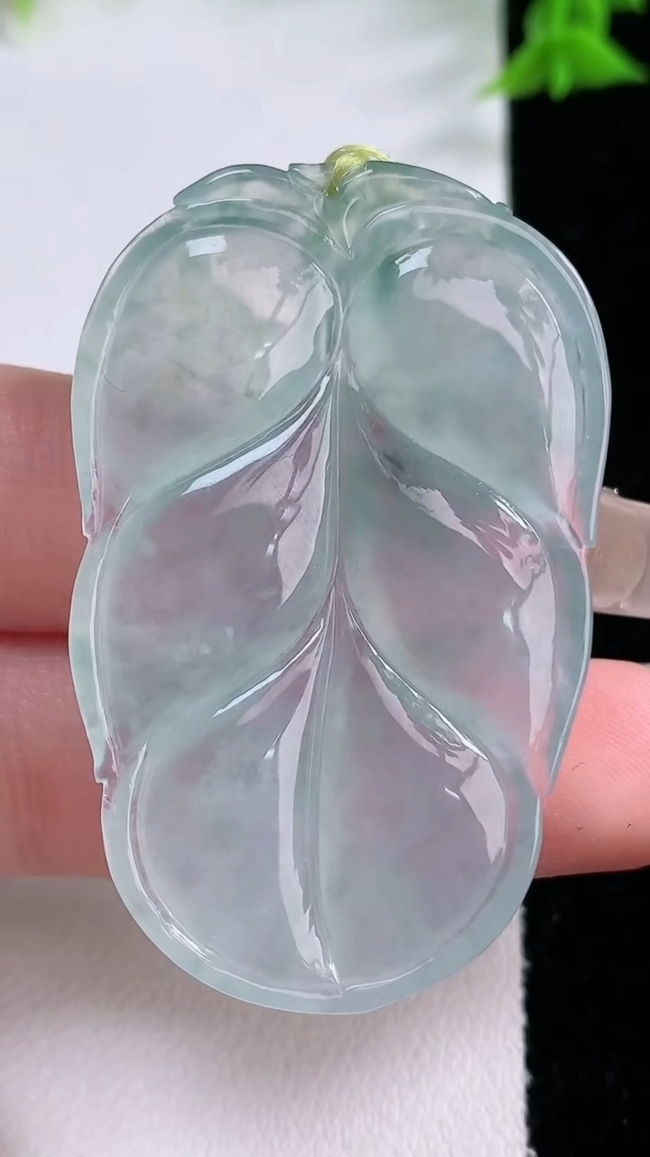 天然A货翡翠金枝玉叶 叶子吊坠，尺寸48-30.6-4.8，重量:15.28g
3月7日