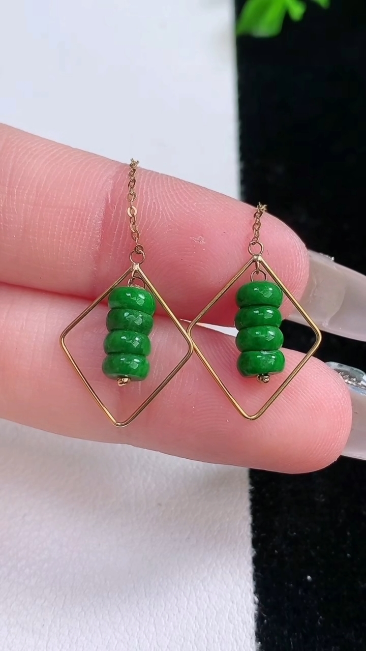 天然A货翡翠算盘珠吊坠，尺寸4.8-2.2，重量:1.97g3月7日
工厂直销收藏佳品,种好水足，色泽均匀，有种有色，上手高大气！