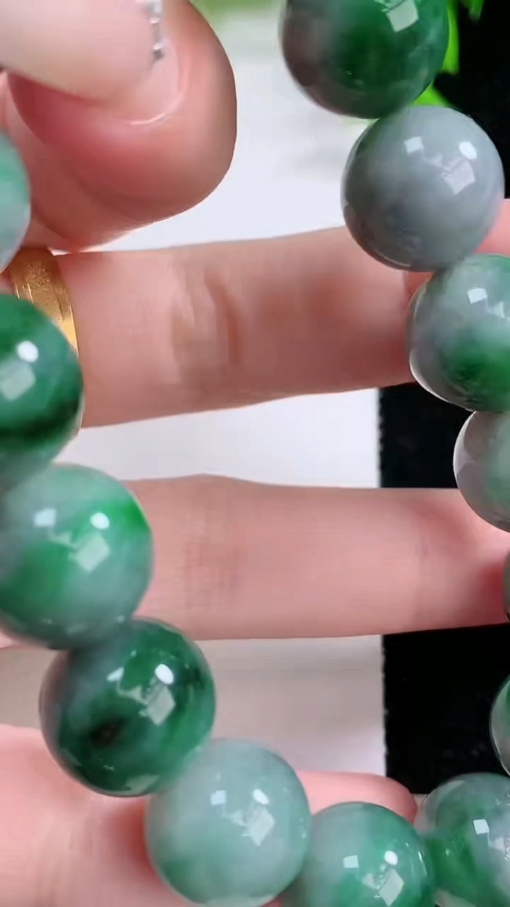 天然A货翡翠圆珠手串，尺寸12.6-16颗，重量:60.38g3月7日
工厂直销收藏佳品,种好水足，色泽均匀，有种有色，上手高大气！