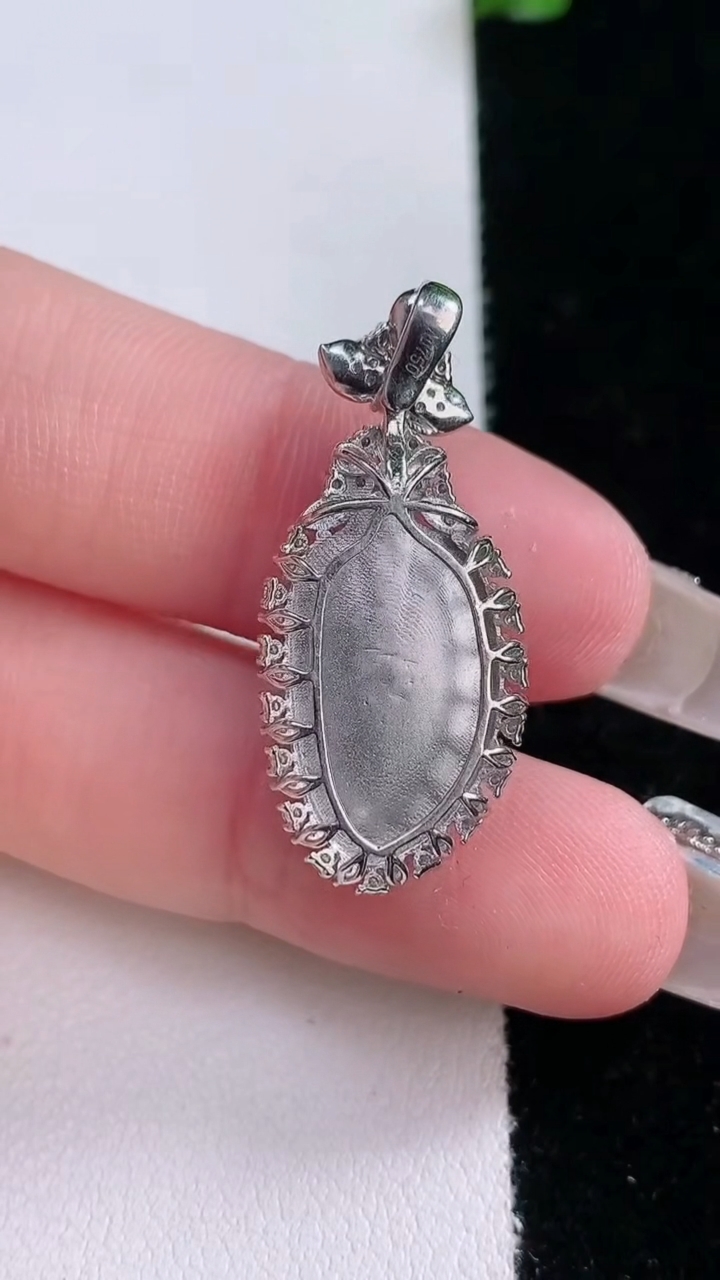 天然A货翡翠福瓜吊坠，尺寸31-13.7-6.6，裸石18-10.6重量:3.57g
3月7日