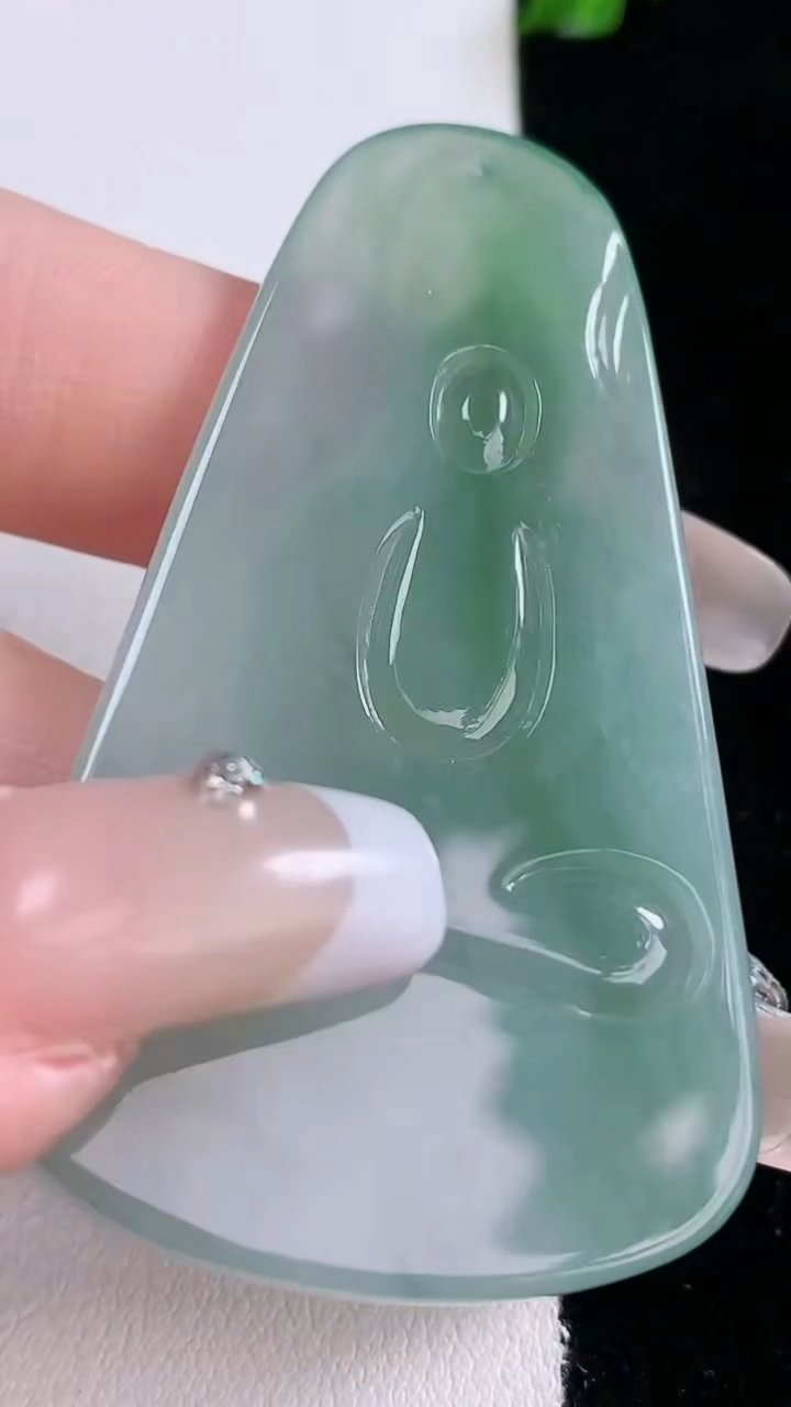 天然A货翡翠大日如来吊坠，尺寸56.8-33.2-5，重量:19.45g
3月7日