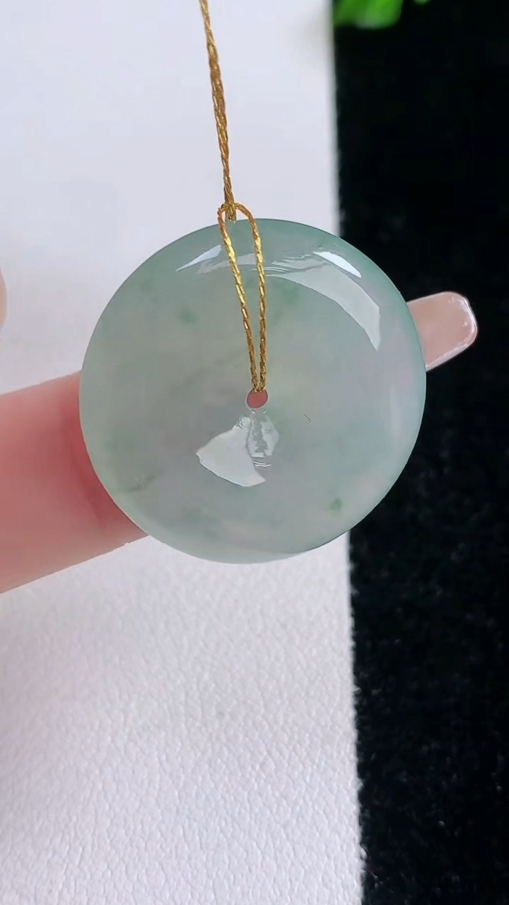 天然A货翡翠冰种飘花平安扣吊坠，尺寸23.8-5.4，重量:7.00g
3月7日