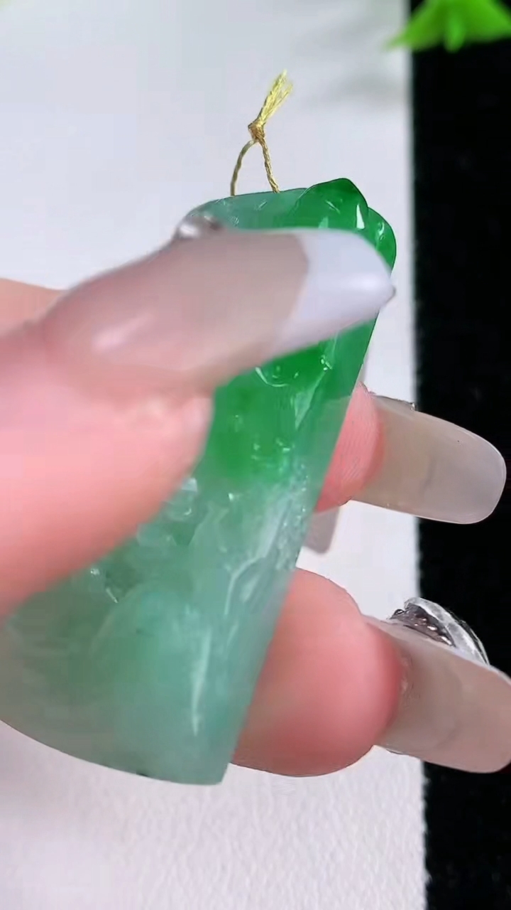 天然A货翡翠山水牌吊坠，尺寸40.5-17.5-7，重量:14.11g
3月7日