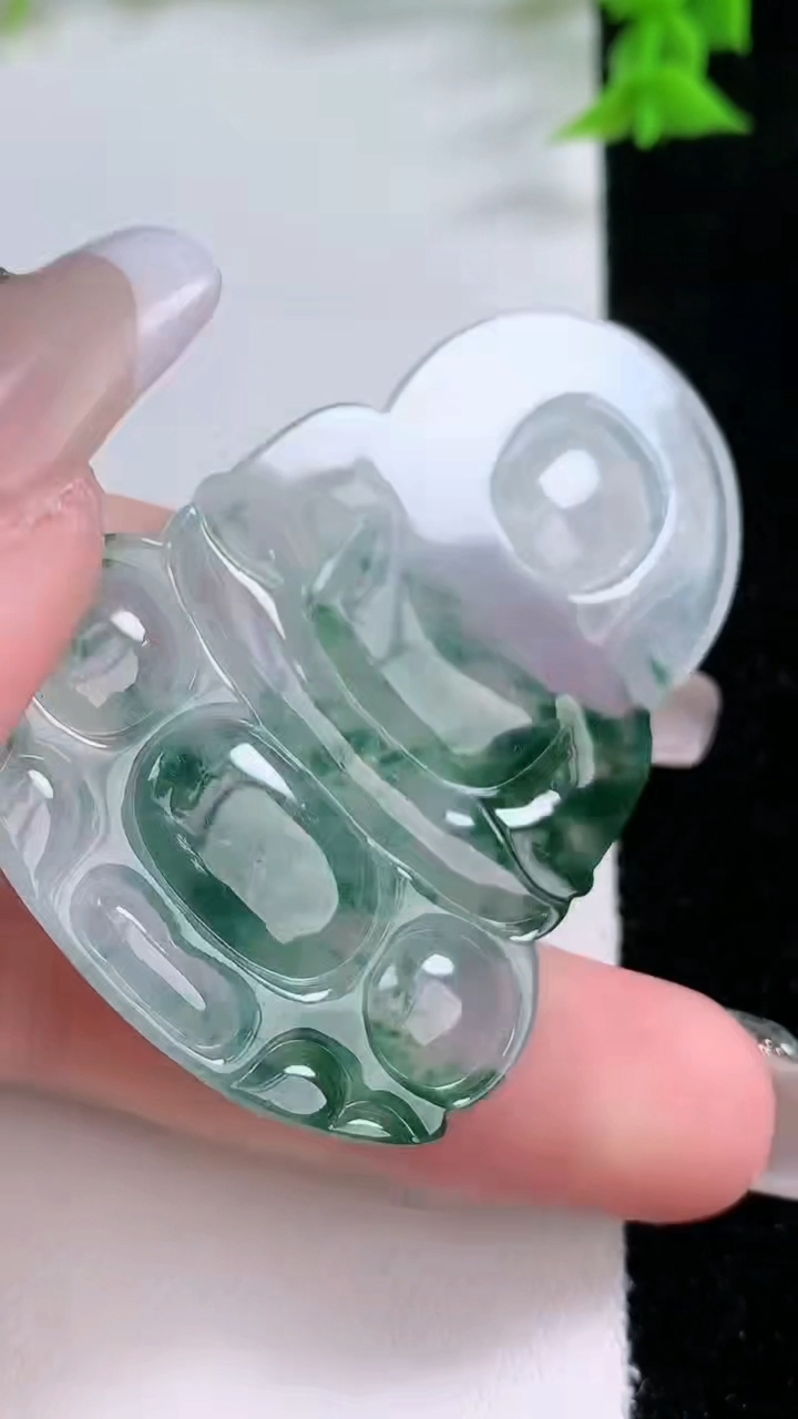 天然A货翡翠种飘花观音菩萨吊坠，尺寸53.6-36.4-5，重量:18.70g
3月7日