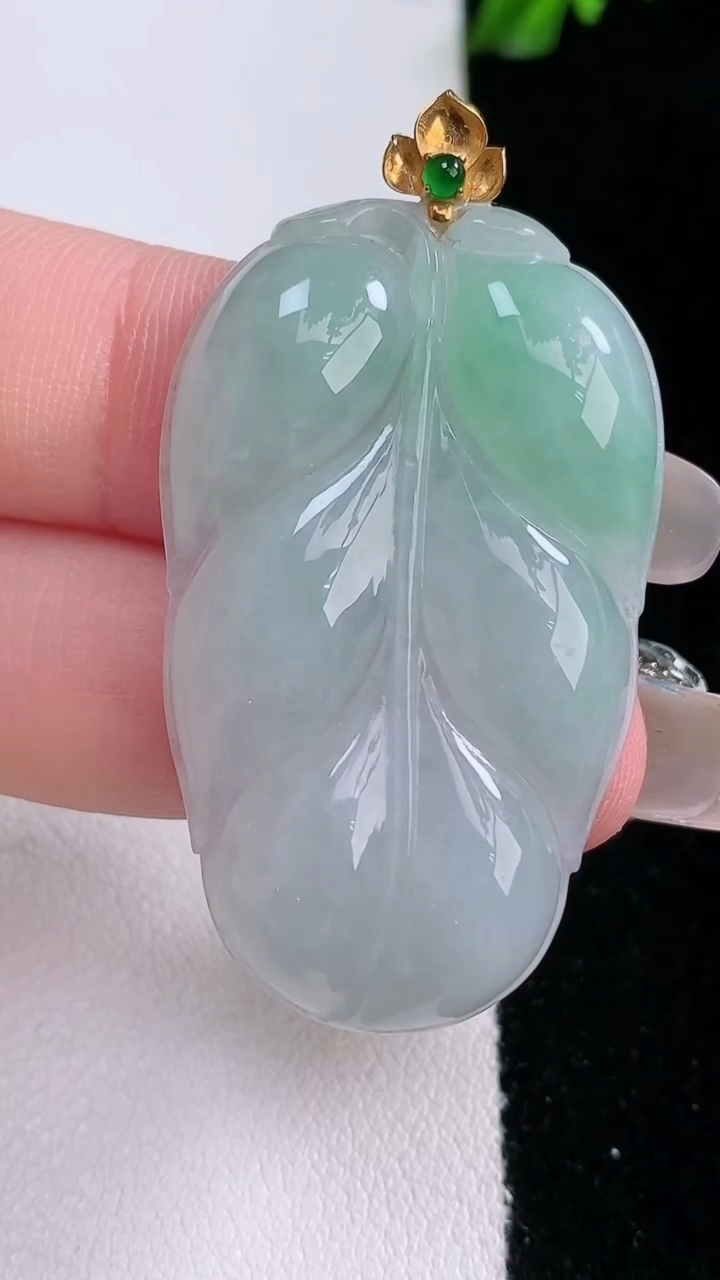 天然A货翡翠金枝玉叶 叶子吊坠，尺寸41.5-25.2-4.7，重量:11.23g
3月7日