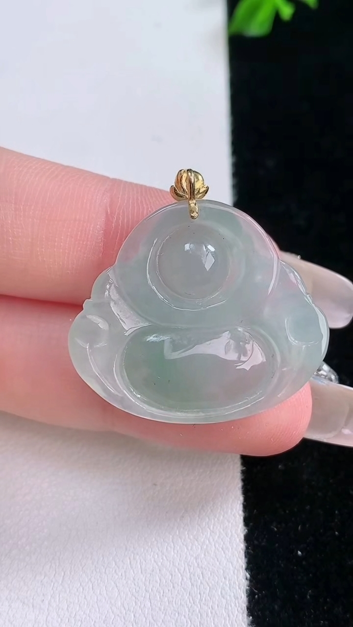 天然A货翡翠佛公吊坠，尺寸23.6-28.3-5.3，重量:5.60g
3月7日