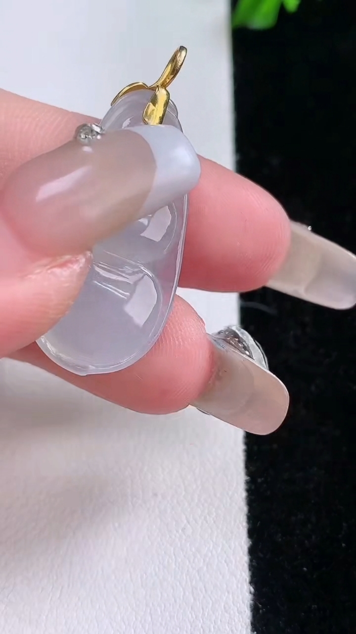 天然A货翡翠种白冰福豆吊坠，尺寸28.7-14.5-5.2，重量:4.60g
3月7日