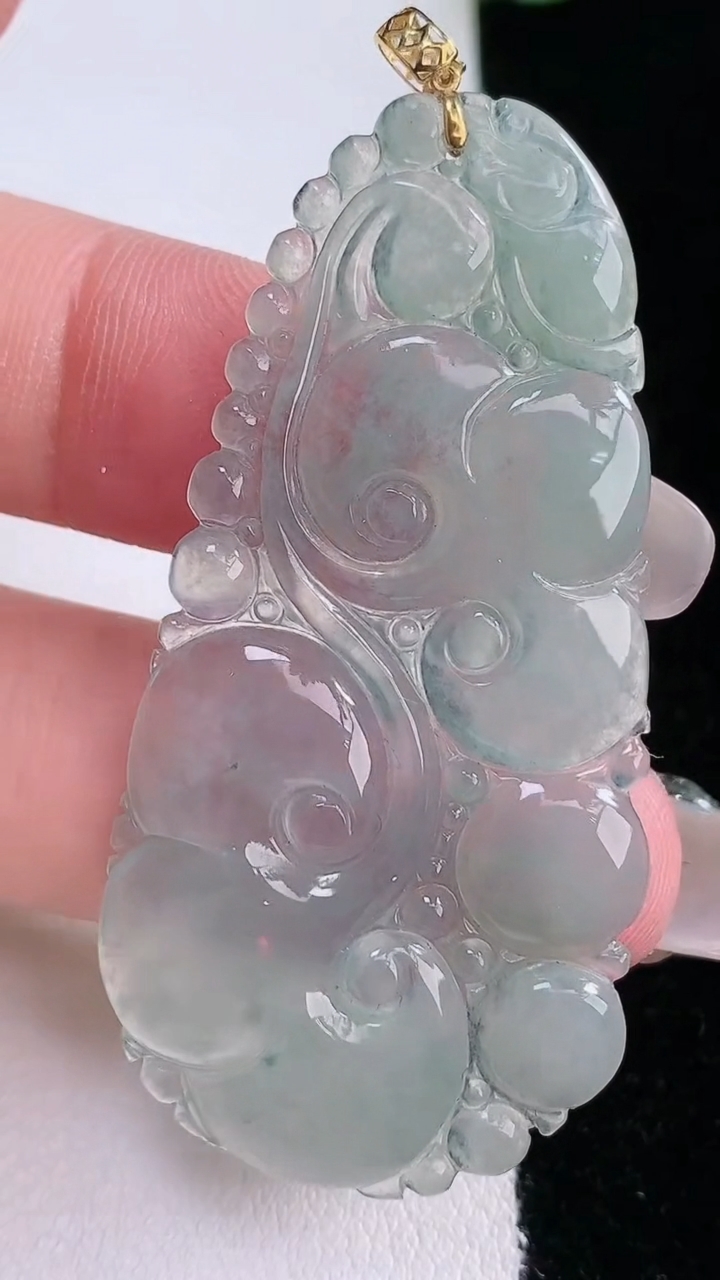 天然A货翡翠种飘花如意吊坠，尺寸50.8-23.6-2.8，重量:7.46g
3月7日