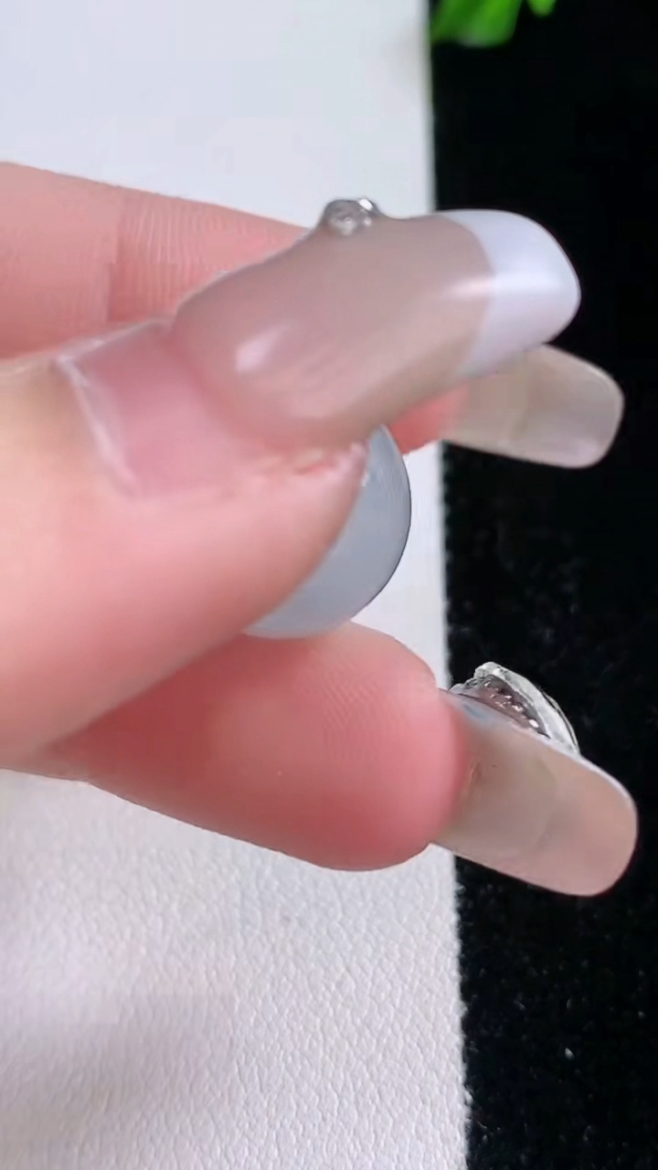 天然A货翡翠飘花路路通吊坠，尺寸13.4-12.4，重量:4.98g
3月7日