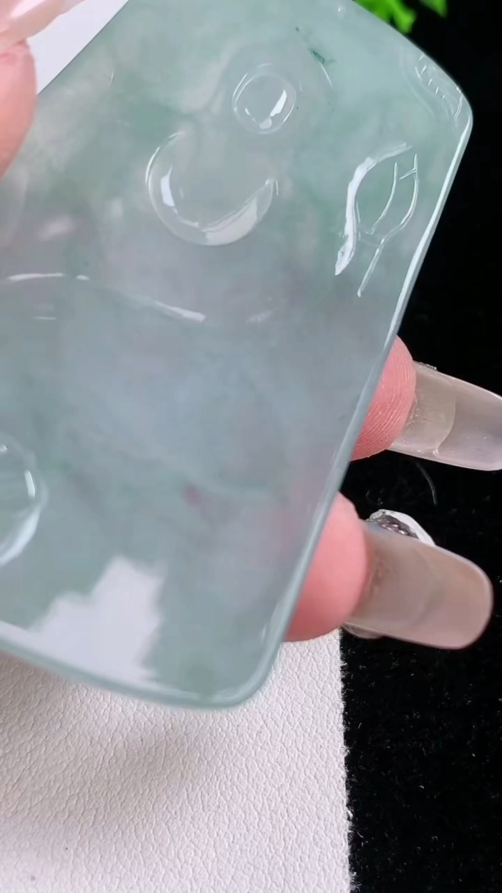 天然A货翡翠大日如来吊坠，尺寸60.5-37.2-4.4，重量:24.73g
3月7日