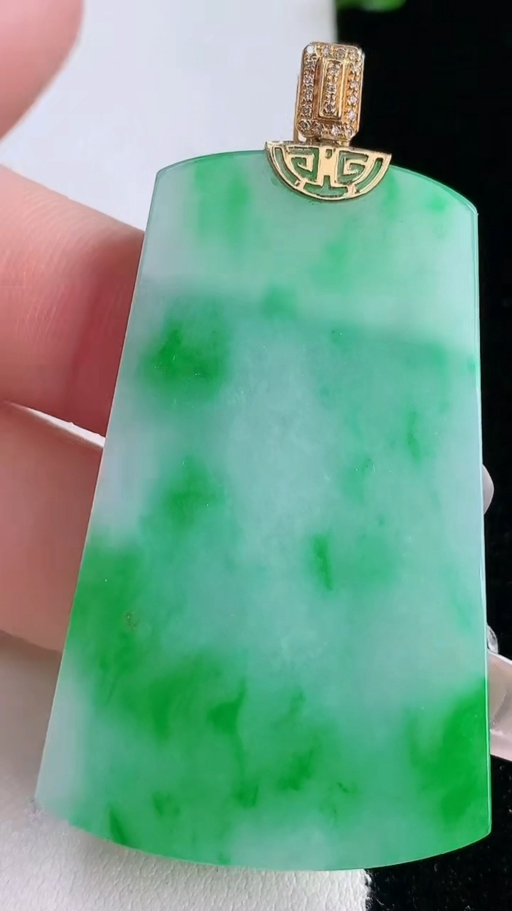 天然A货翡翠无事牌吊坠，尺寸49.6-30.6-3.6，重量:17.23g
3月7日
