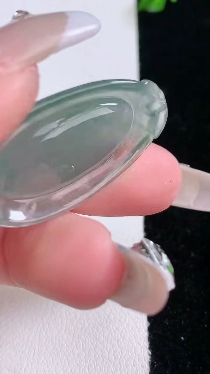 天然A货翡翠飘花福瓜吊坠，尺寸34.3-18.6-5.8，重量:6.21g
3月7日