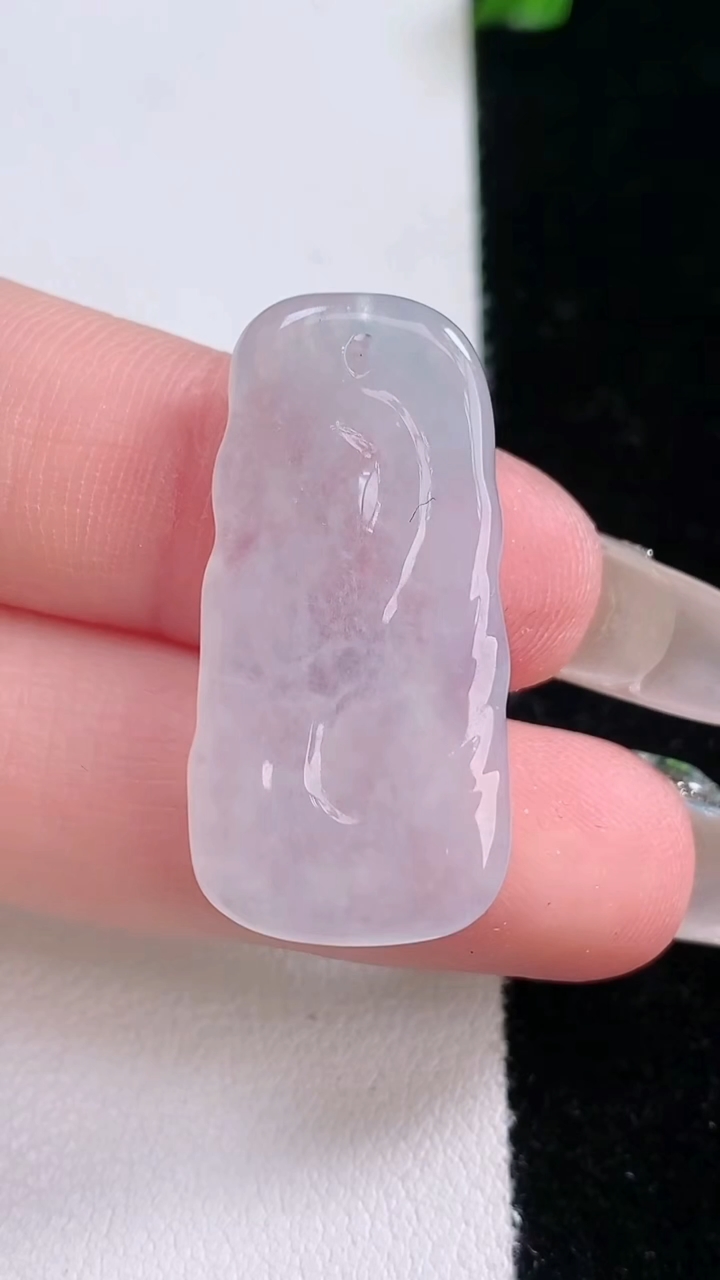 天然A货翡翠生肖鼠吊坠，尺寸30.4-15.5-3.7，重量:4.69g
3月7日