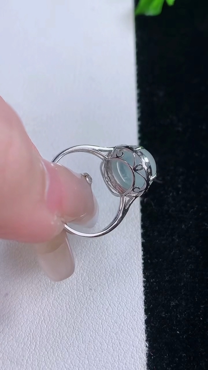 天然A货翡翠种白冰蛋面戒指，尺寸17.6-11.8-8.8-8.4，重量:2.81g2026年3月7日
工厂直销收藏佳品,种好水足，色泽均匀，有种有色，上手高大气！