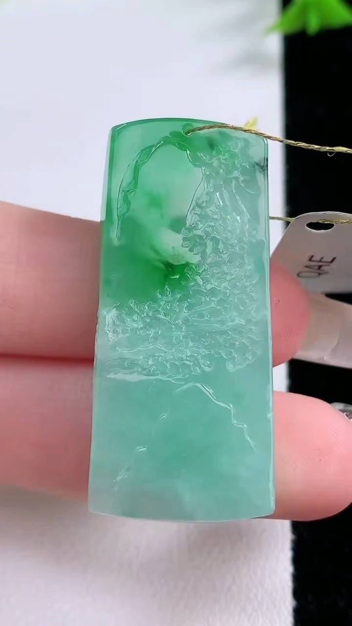 天然A货翡翠山水牌吊坠，尺寸40.5-17.5-7，重量:14.11g
3月7日