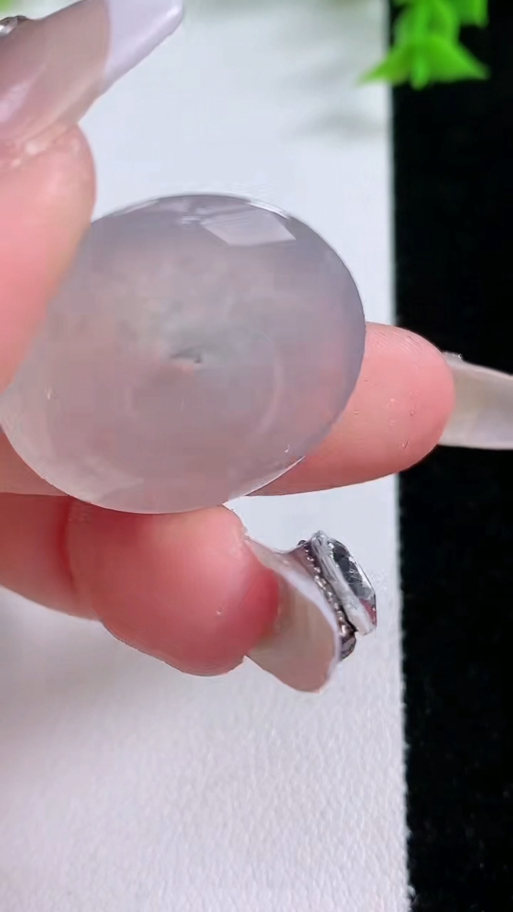 天然A货翡翠平安扣吊坠，尺寸26-4.6，重量:6.45g
3月7日