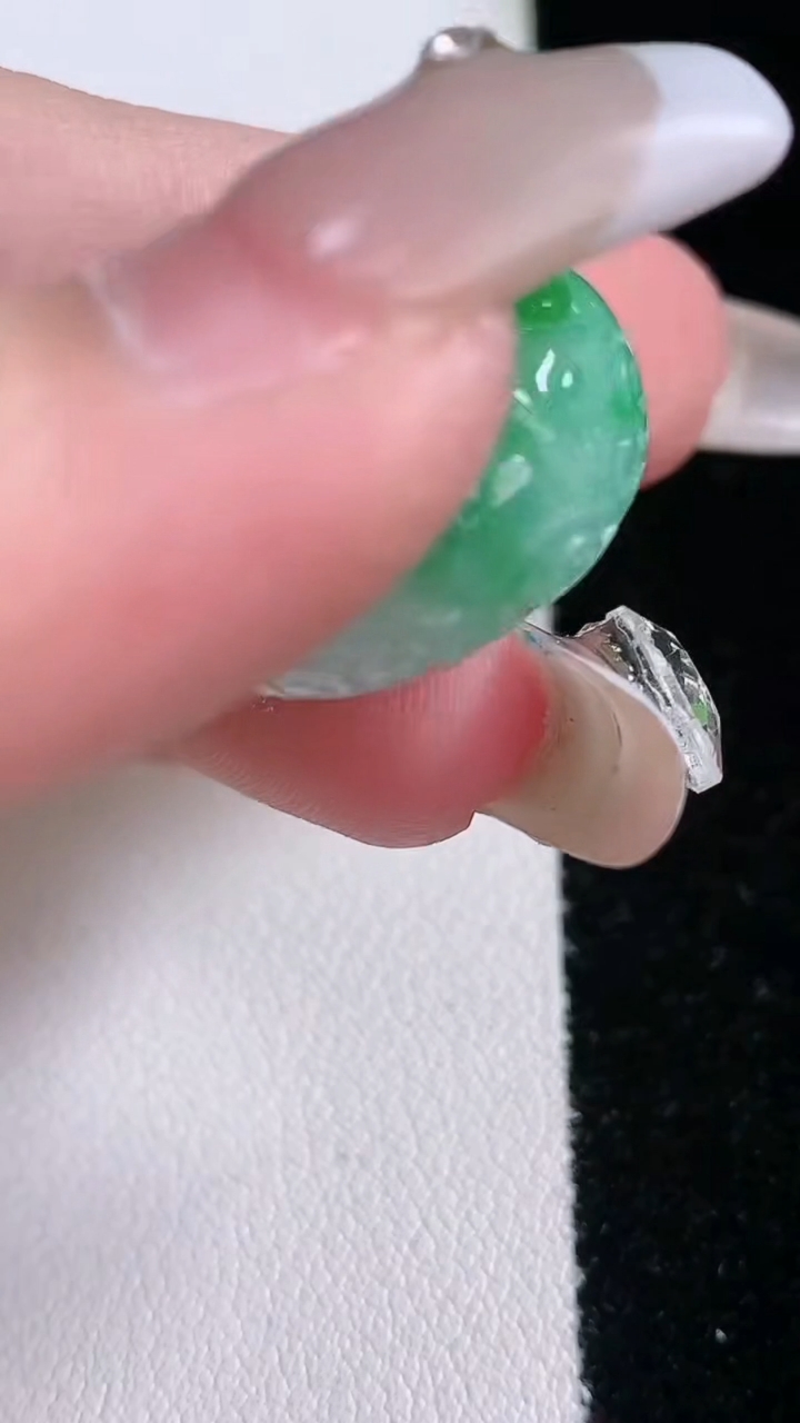 天然A货翡翠雕花路路通吊坠，尺寸20.7-11.6，重量:10.52g
3月7日