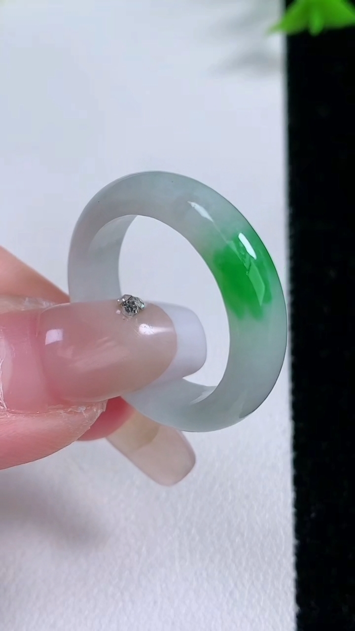 天然A货翡翠指环戒指，尺寸20.3-6-3.5，重量:4.89g2026年3月7日
工厂直销收藏佳品,种好水足，色泽均匀，有种有色，上手高大气！