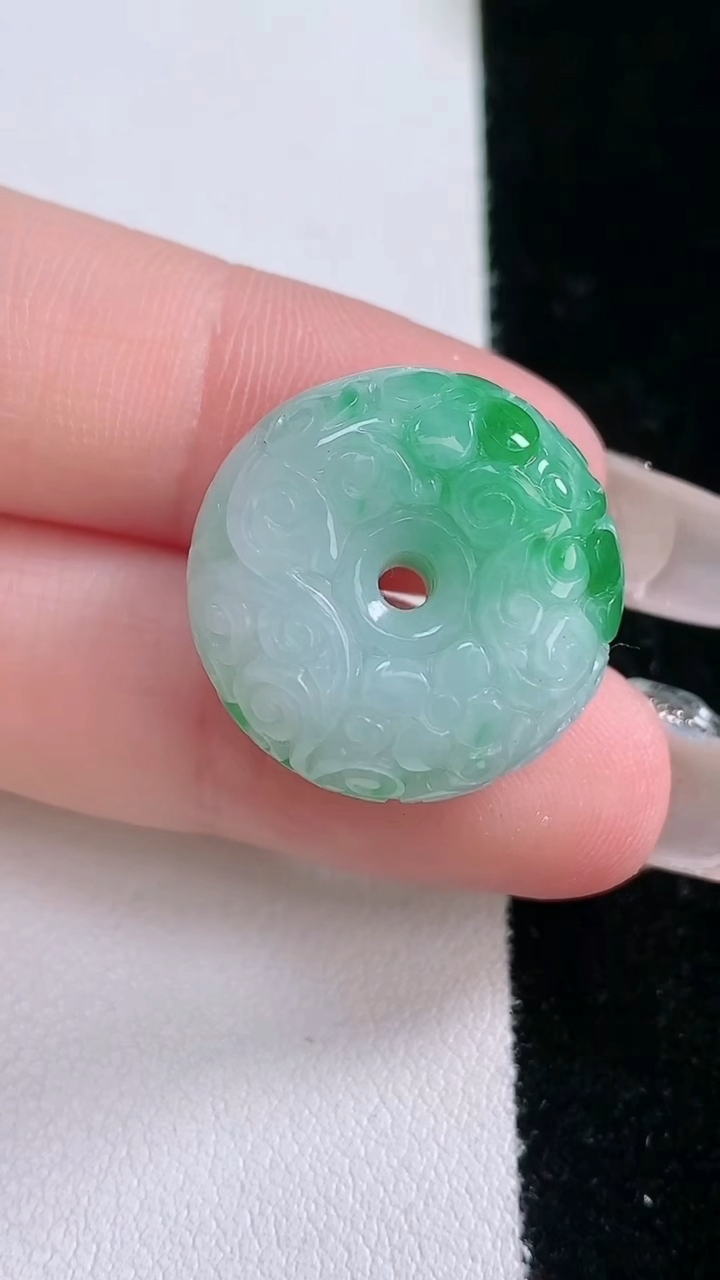 天然A货翡翠雕花路路通吊坠，尺寸20.7-11.6，重量:10.52g
3月7日