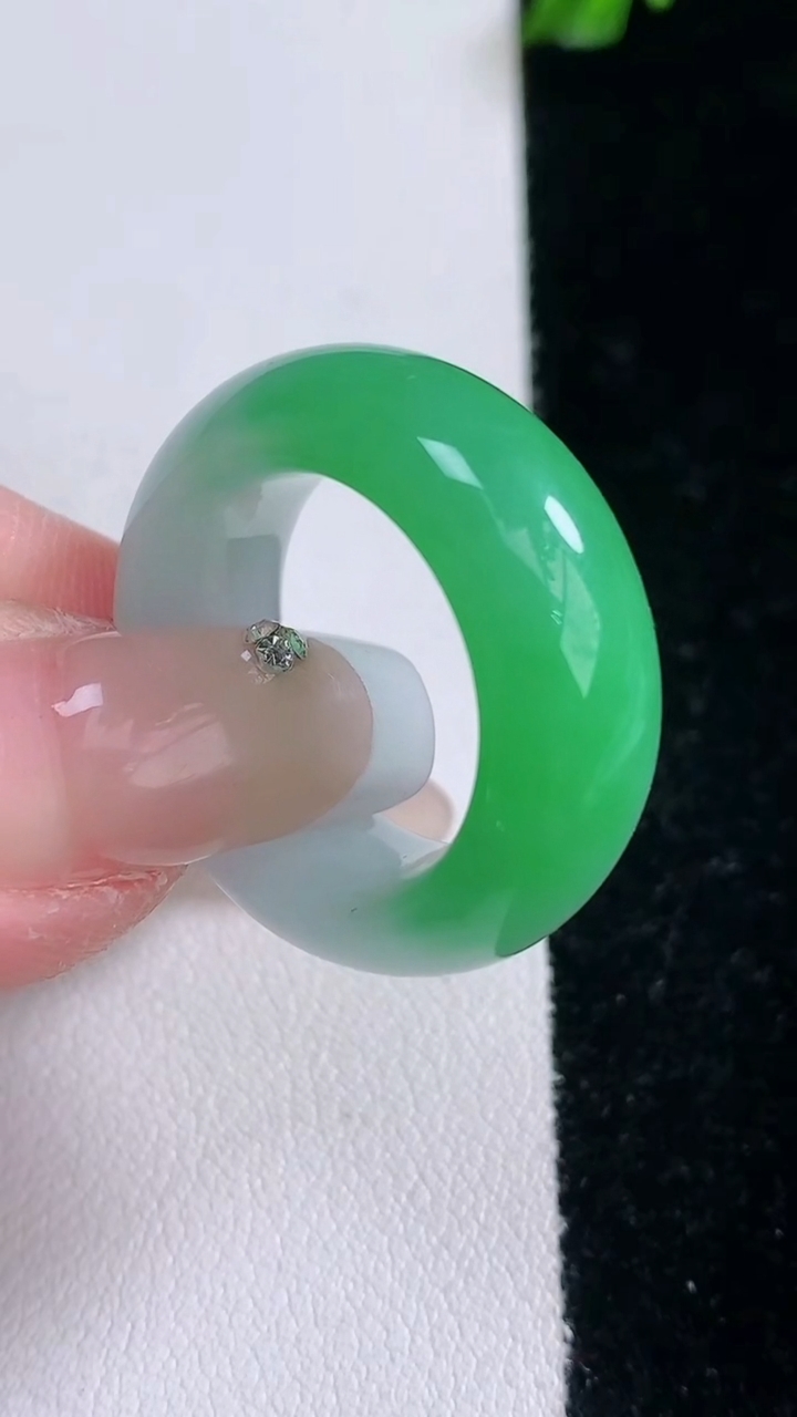 天然A货翡翠指环戒指，尺寸17.8-9.5-5.2，重量:10.06g2026年3月7日
工厂直销收藏佳品,种好水足，色泽均匀，有种有色，上手高大气！