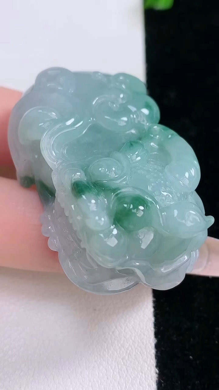 天然A货翡翠飘花霸王貔貅吊坠，尺寸44-26.8-15.5，重量:43.80g
3月7日