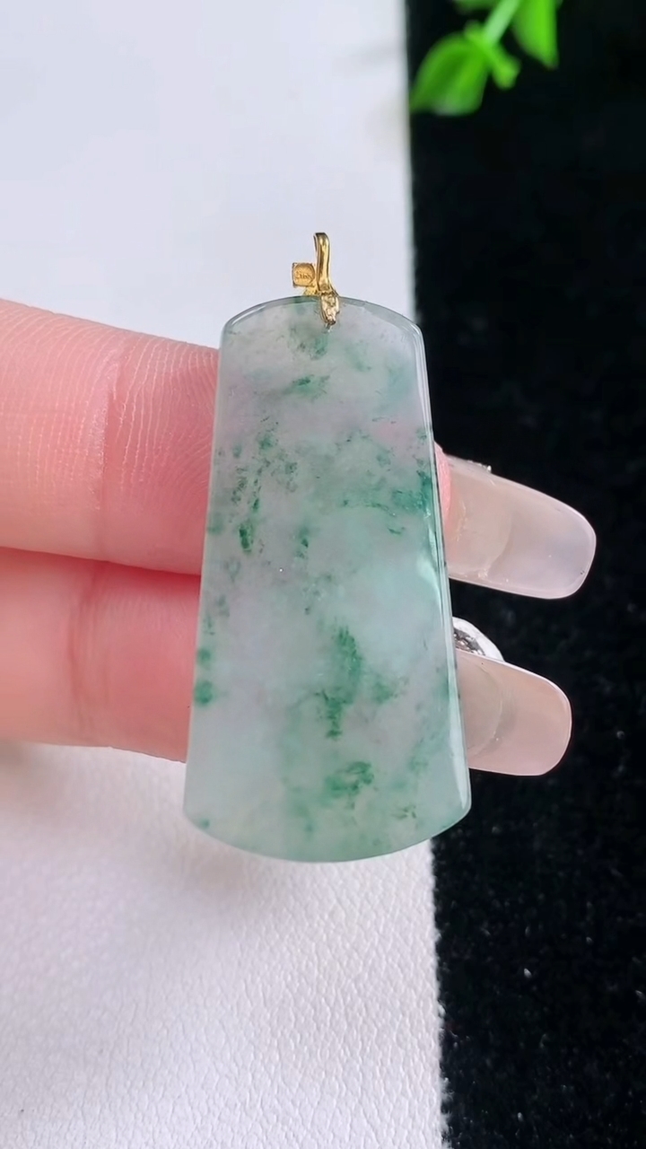 天然A货翡翠18K金飘花无事牌吊坠，尺寸34.4-16.9-2.8，重量:5.70g
3月7日