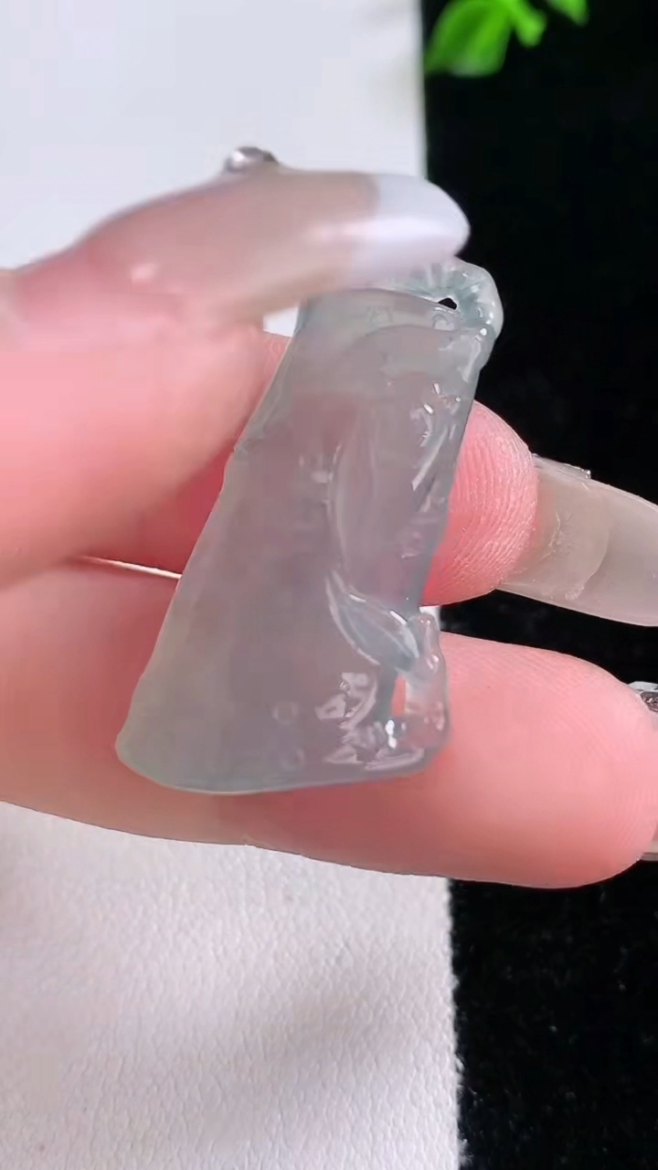 天然A货翡翠节节高升 竹节吊坠，尺寸32.3-16.6-5.2，重量:5.40g
3月7日