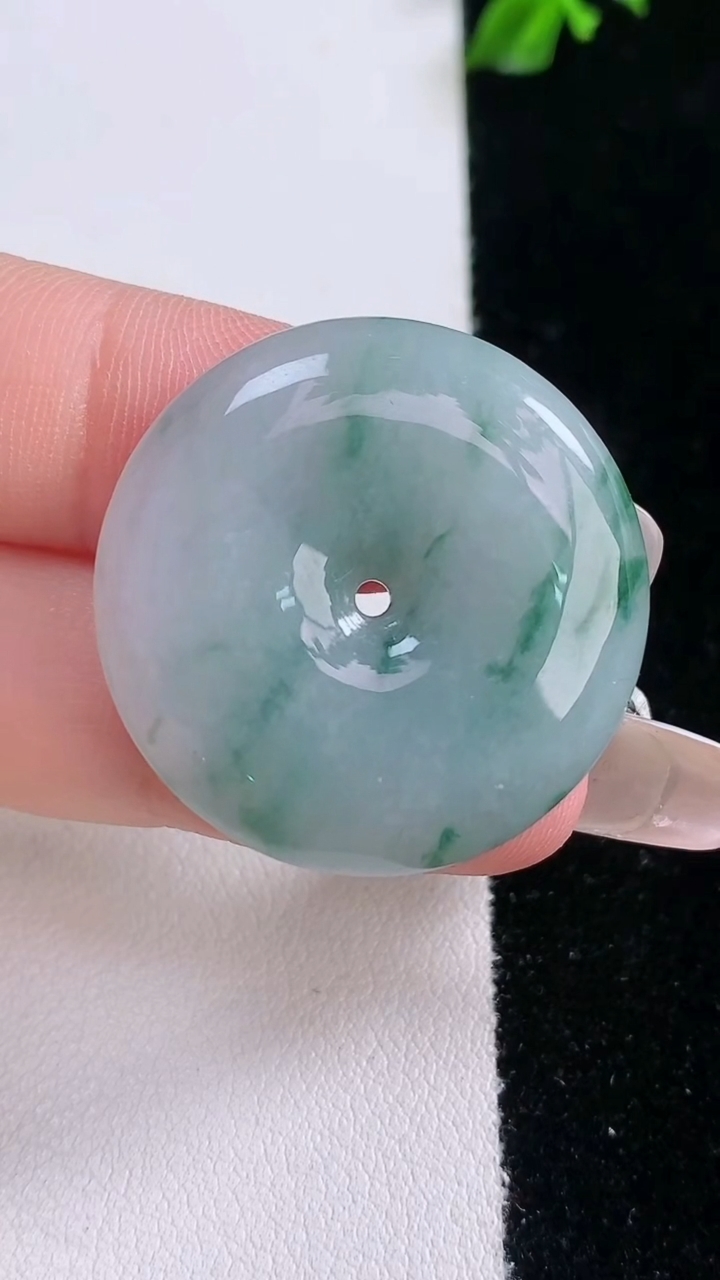 天然A货翡翠飘花平安扣吊坠，尺寸29.4-5.9，重量:11.07g
3月7日