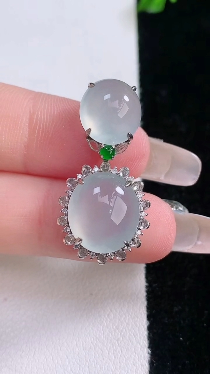 天然A货翡翠种白冰蛋面吊坠，尺寸31-14.7-8.2，裸石13-11.7重量:4.71g
3月7日