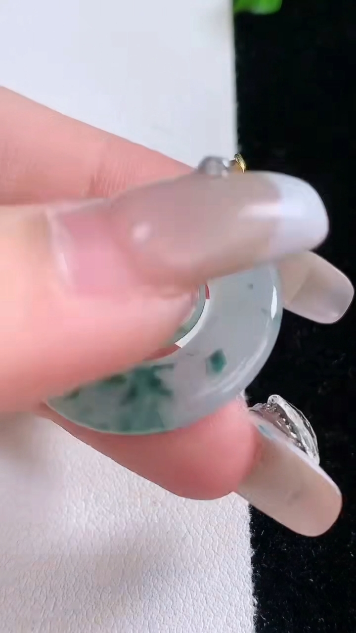 天然A货翡翠种飘花母子平安扣吊坠，尺寸27.5-3.2，重量:5.77g
3月7日