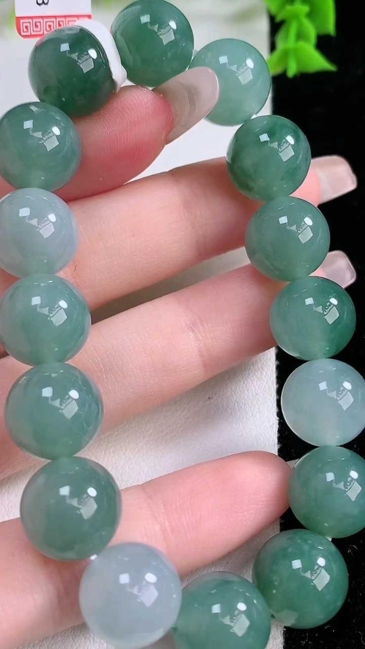 天然A货翡翠圆珠手串，尺寸12-16颗，重量:50.30g3月7日
工厂直销收藏佳品,种好水足，色泽