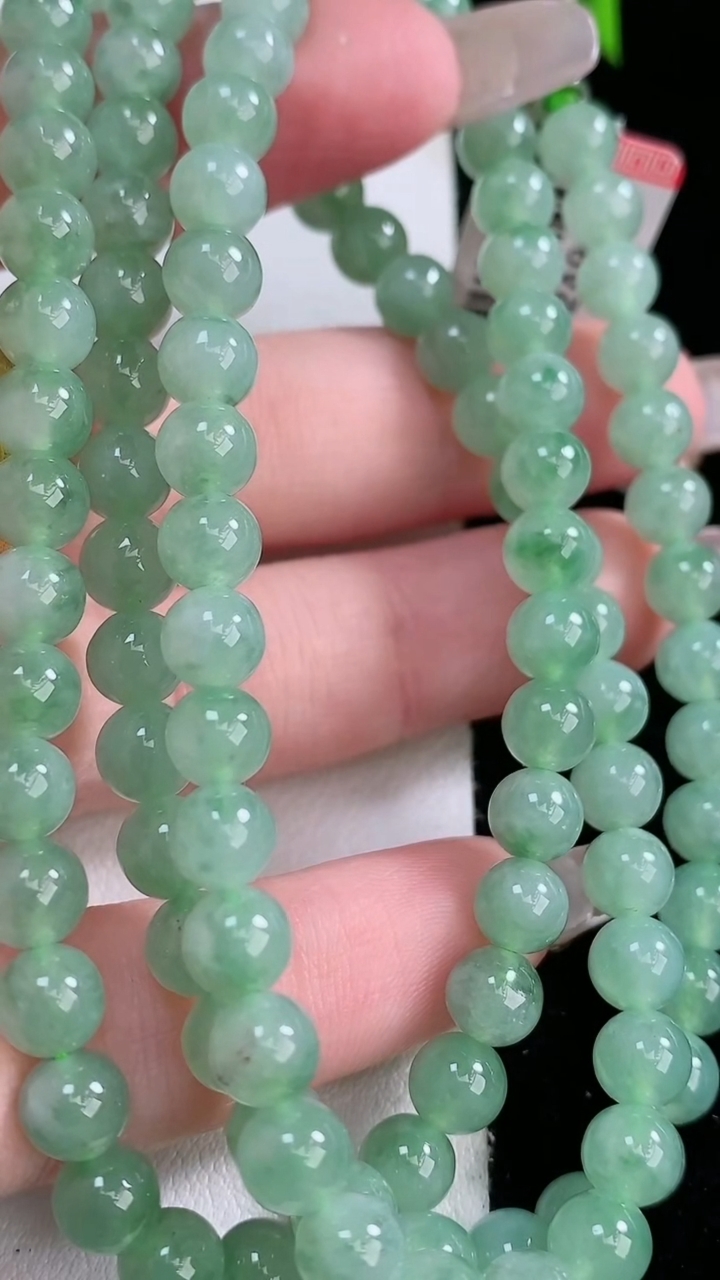 天然A货翡翠圆珠项链，尺寸5.7-108颗，重量:39.59g3月7日
工厂直销收藏佳品,种好水足，色泽均匀，有种有色，上手高大气！