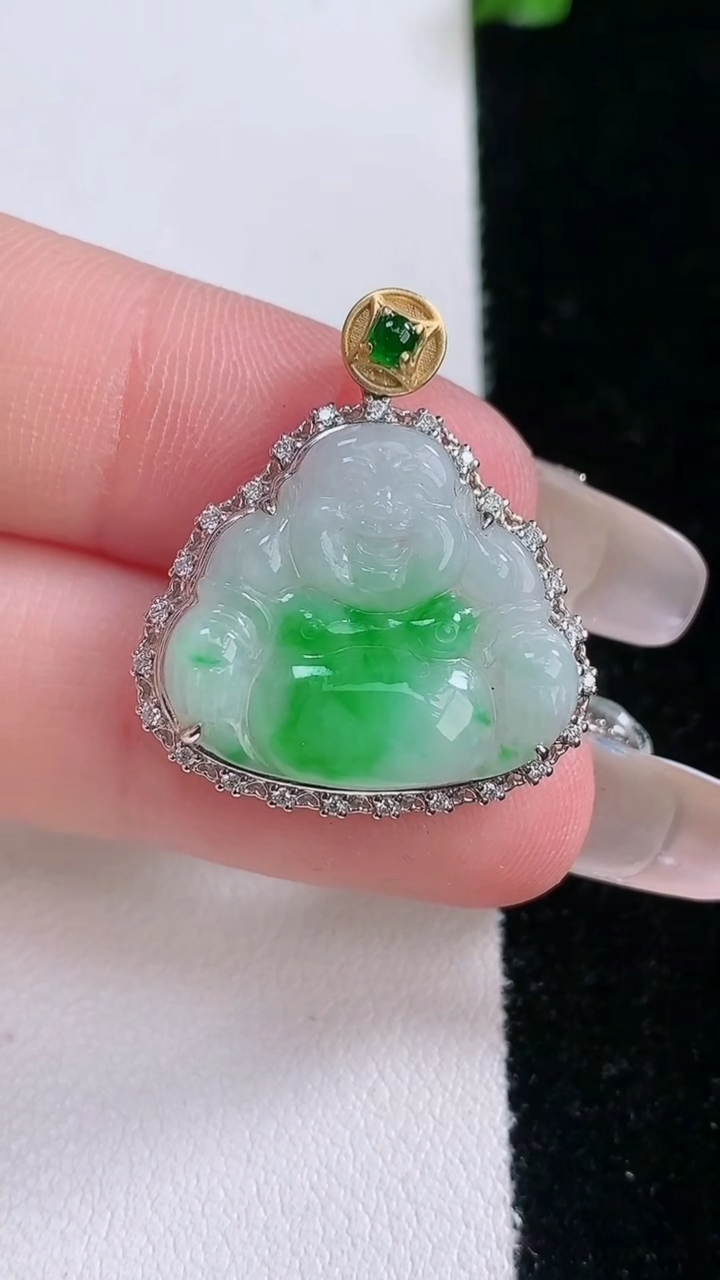 天然A货翡翠佛公吊坠，尺寸26.2-23-5.9，裸石17.5-19.6重量:3.16g
3月7日