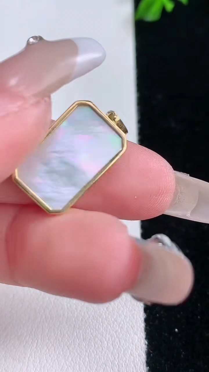 天然A货翡翠无事牌吊坠，尺寸18-11.2-1.8，重量:1.47g
3月7日