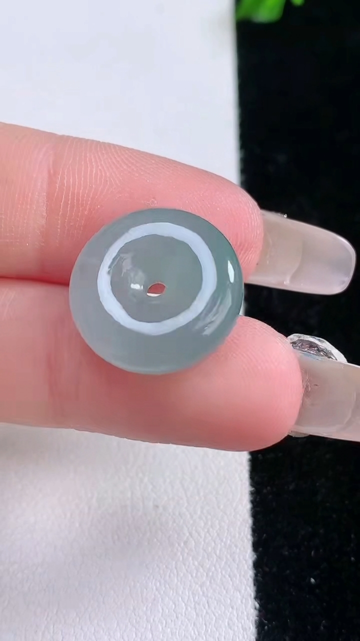 天然A货翡翠平安扣吊坠，尺寸16.5-4.9，重量:3.30g
3月7日