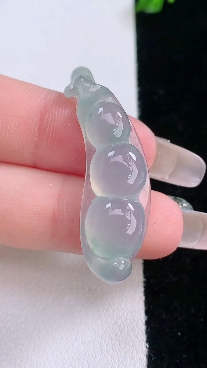 天然A货翡翠冰种飘花福豆吊坠，尺寸37.3-12.3-6，重量:5.56g
3月7日