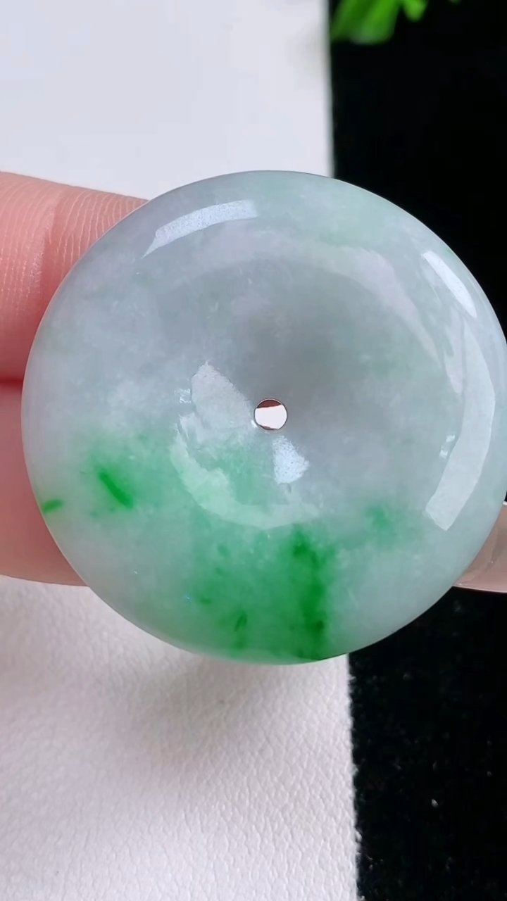 天然A货翡翠平安扣吊坠，尺寸34.5-6.2，重量:15.60g
3月7日