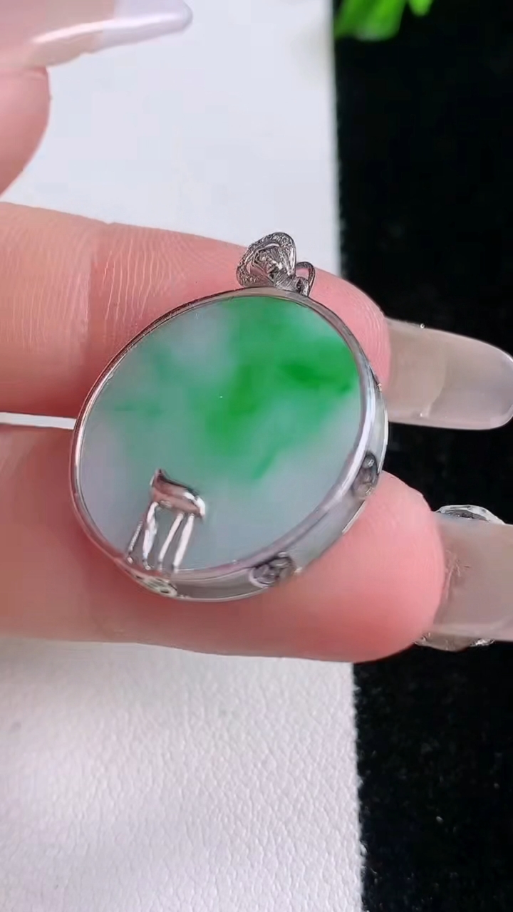 天然A货翡翠无事牌吊坠，尺寸21.6-3.2，重量:4.58g
3月7日