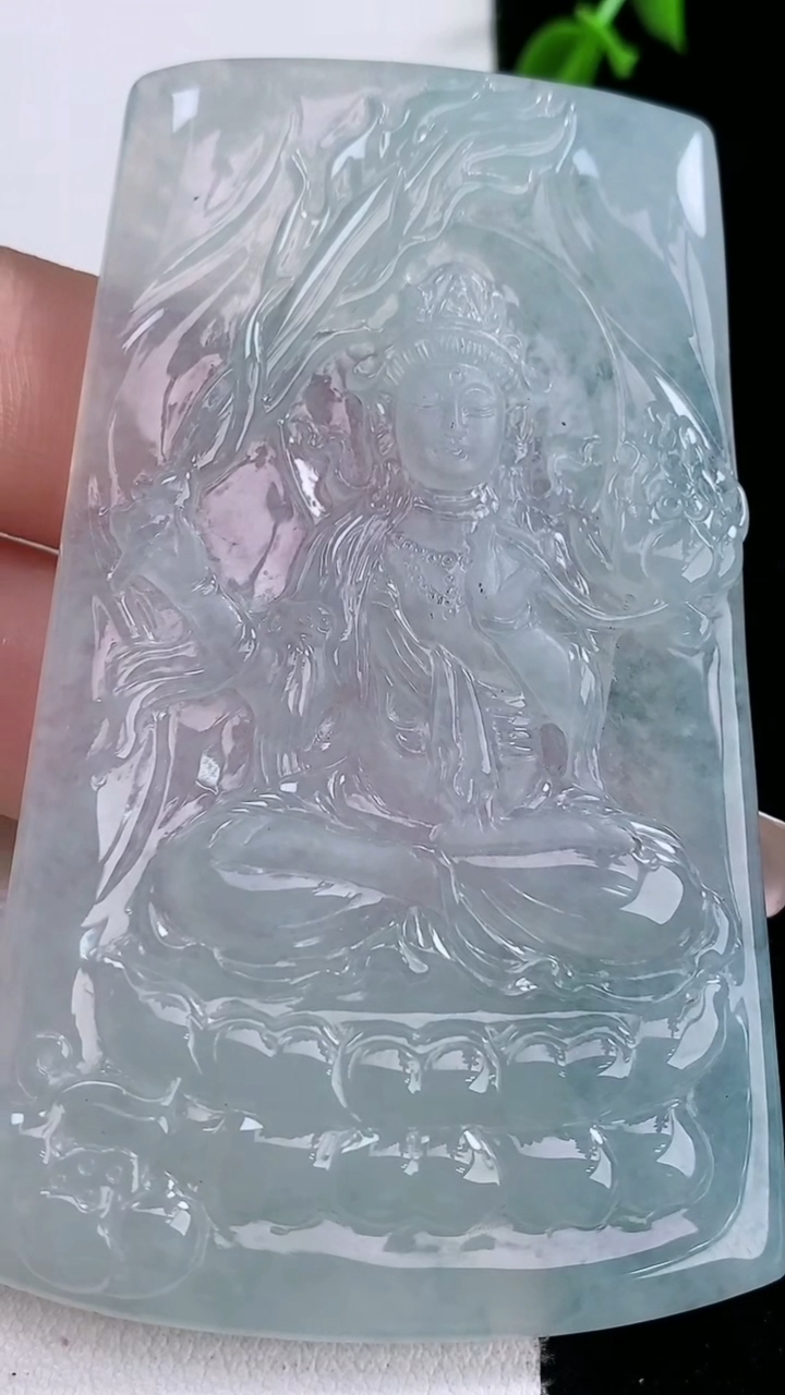 天然A货翡翠虚空藏菩萨吊坠，尺寸72.4-44.7-5.5，重量:44.72g
3月7日