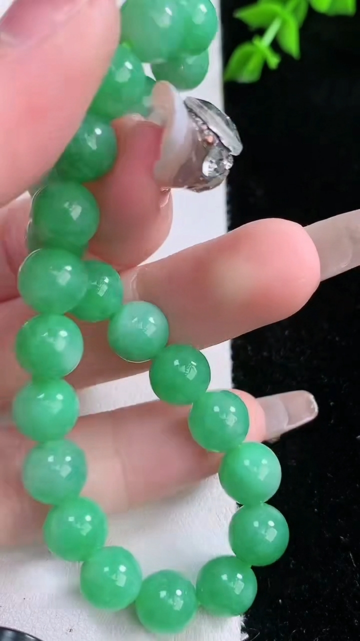 天然A货翡翠圆珠手串，尺寸7.8-24颗，重量:20.70g3月7日
工厂直销收藏佳品,种好水足，色泽均匀，有种有色，上手高大气！