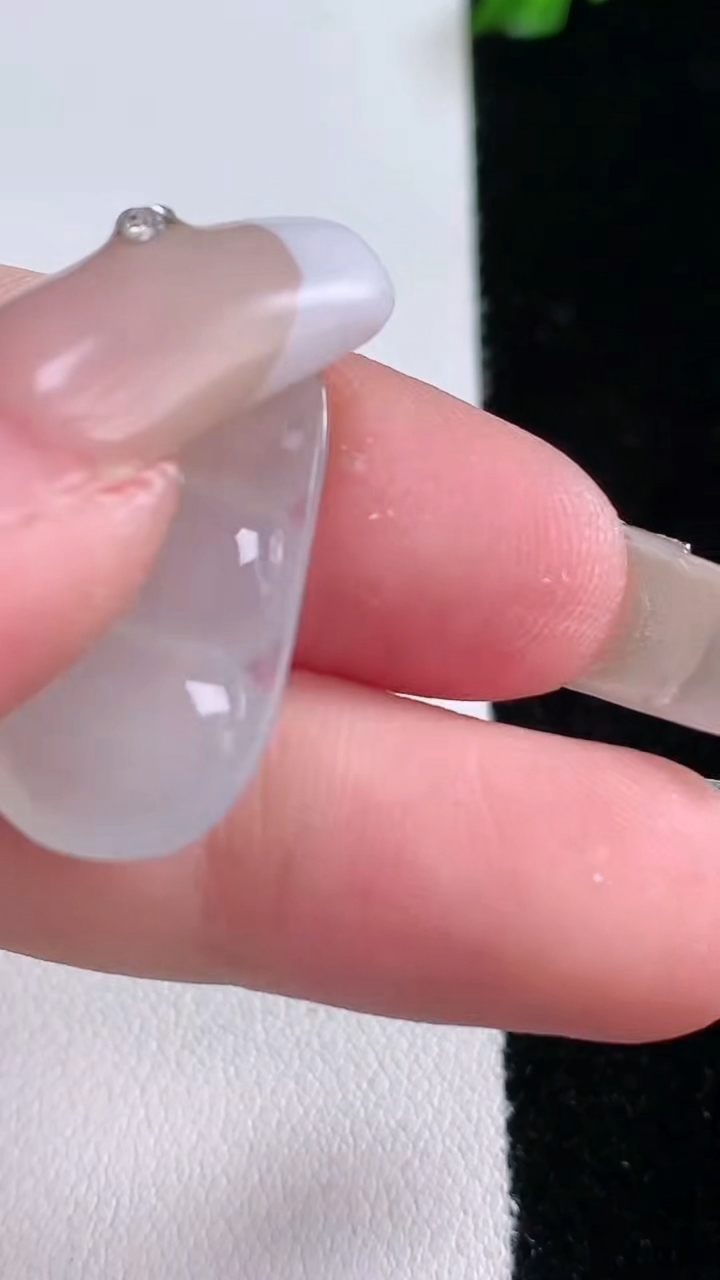 天然A货翡翠种白冰福豆吊坠，尺寸22.7-13.4-3.7，重量:2.30g
3月7日