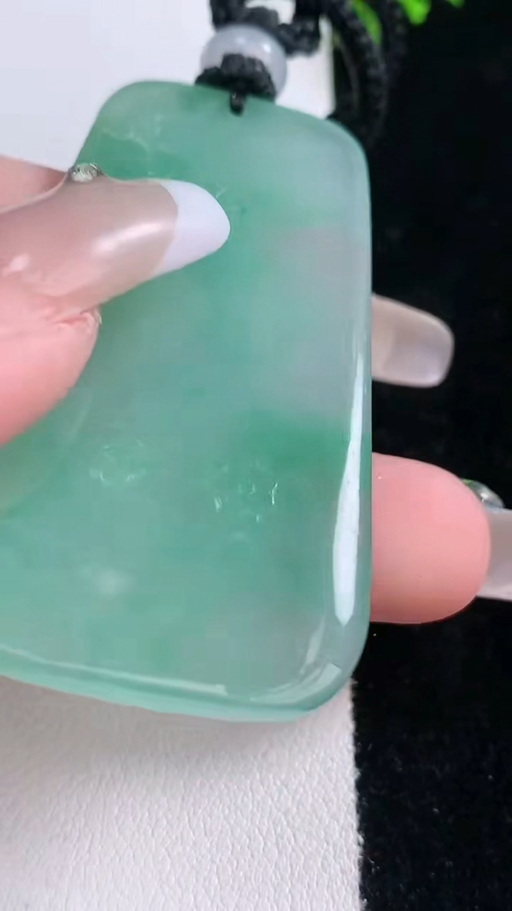 天然A货翡翠梅花鹿吊坠，尺寸54.3-30.2-5，重量:25.25g
3月7日