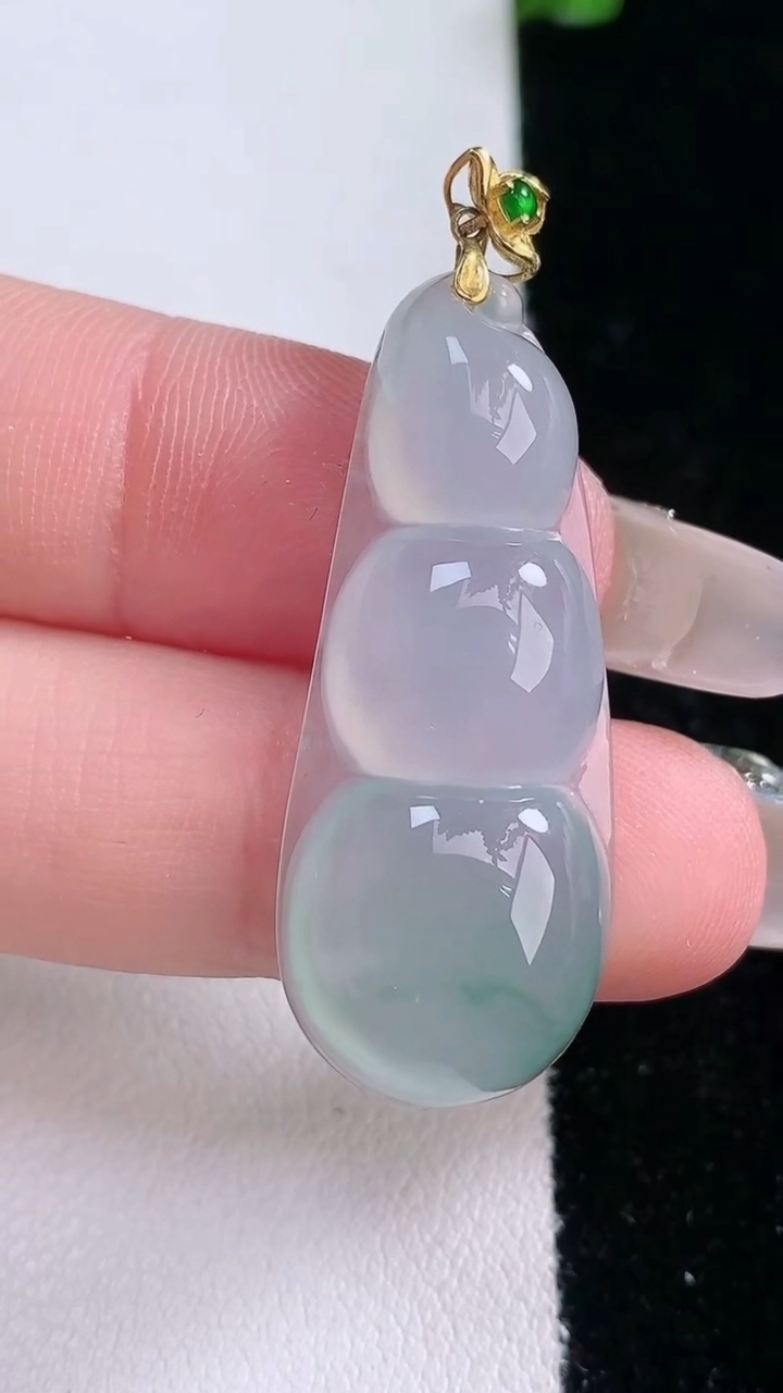 天然A货翡翠种飘花福豆吊坠，尺寸37-14.8-6，重量:5.98g
3月7日