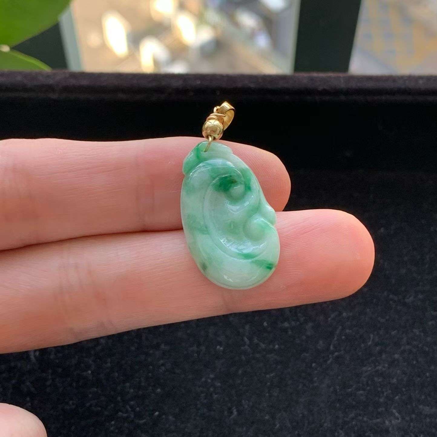 A货天然翡翠冰糯种925银飘绿如意吊坠重量3.73
3月7日